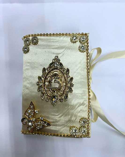 Biblia decorada con piedras